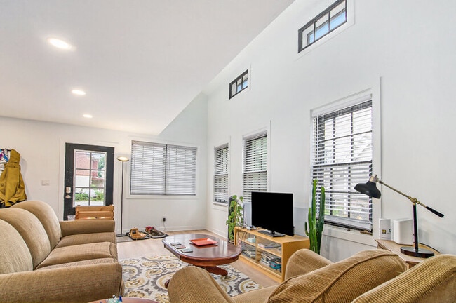 Building Photo - 511 E Ann St