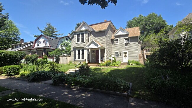 Foto del edificio - Beautiful Home built in 1883 — Historic Ch...