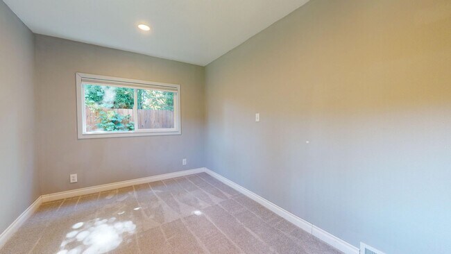 Foto del edificio - Tracyton 3 Bedroom w/ Tons of Parking & Huge Lot! Avail. 4/15