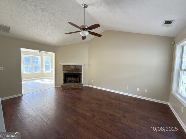 Building Photo - 124 Waters Edge Dr