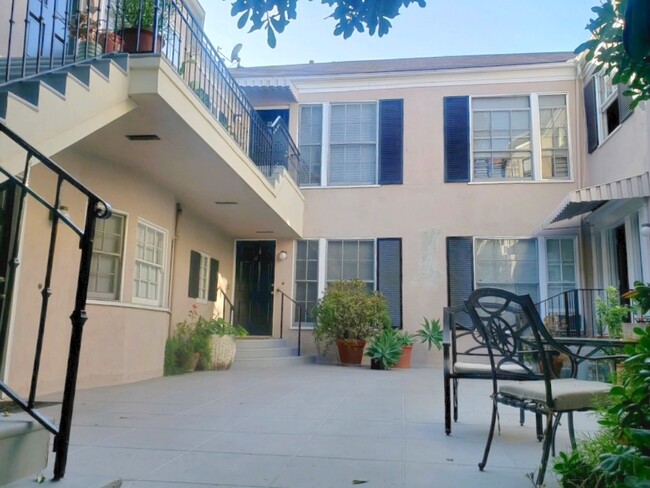 Building Photo - 1401 Havenhurst Dr