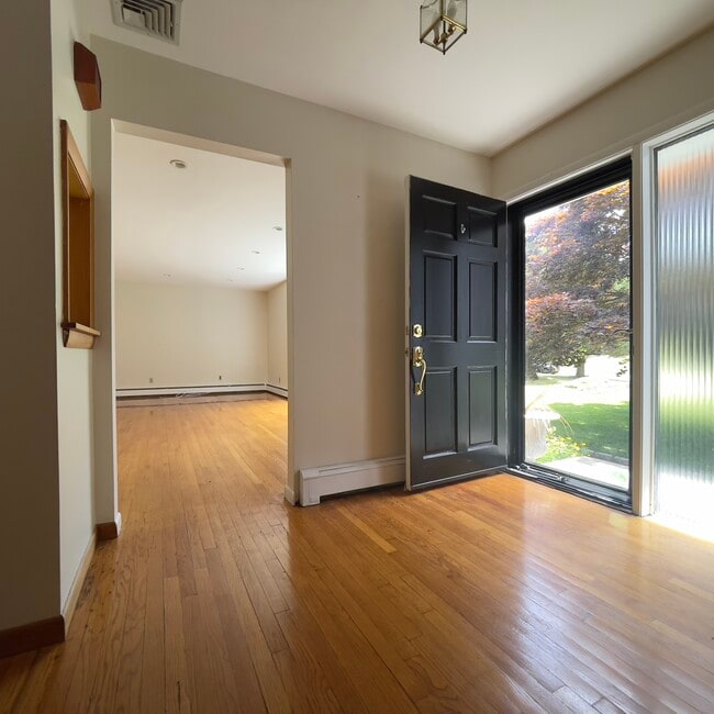 Building Photo - 33 Greenleaf Dr