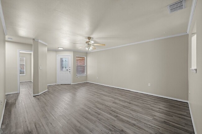 Building Photo - Spacious 3-Bed, 3-Bath Duplex – Awaits!