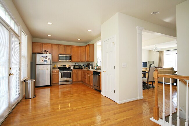Building Photo - Pet Friendly Mill Creek Village Townhome