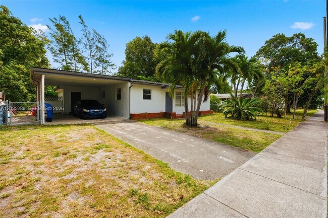 Building Photo - 4621 SW 31st Dr