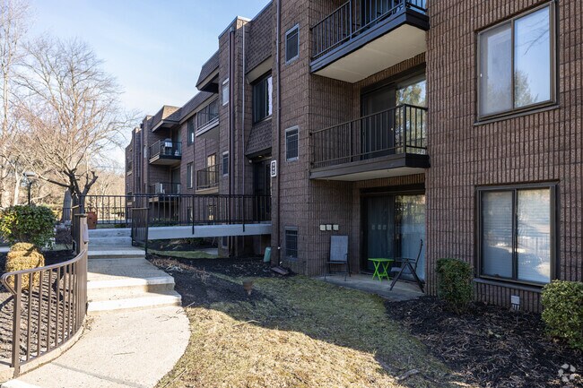 Pasarela a la entrada del puente - 21 Oakridge Dr