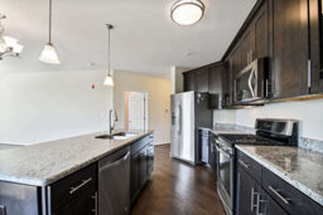 Primary Photo - Spacious and Modern 2BR/2BA Condo in Norbe...