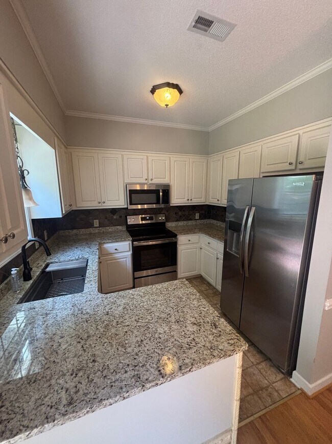 Foto del edificio - Beautifully Maintained Townhome In The Heart Of Town!