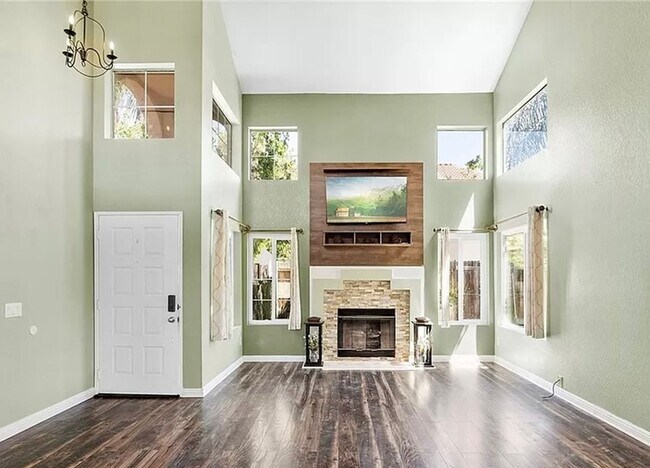 Foto del edificio - Spacious Two-Story Home in Lake Elsinore