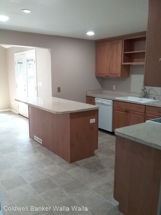 Foto del edificio - 5 br, 2 bath House - 928 Blue Mountain Dr.