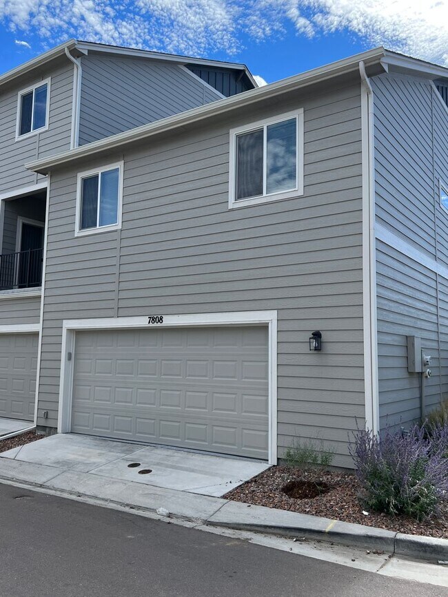 Building Photo - Newer 3bd Townhome End Unit. Super Clean a...