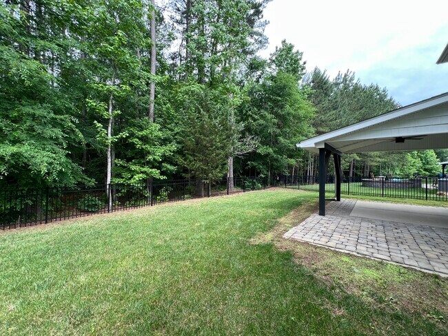 Building Photo - 2198 Laurens Dr