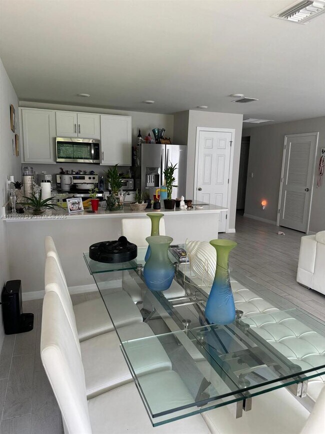 Foto del edificio - 3033 N Lakewood Rd