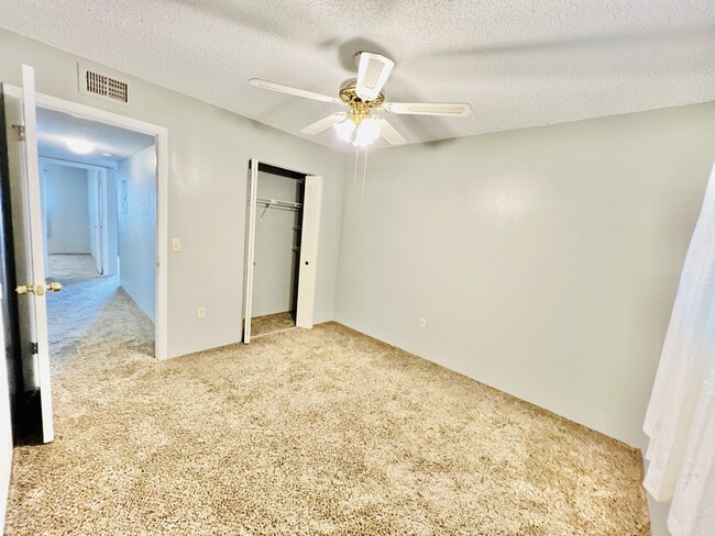 Building Photo - 726 W Rosewood Ln