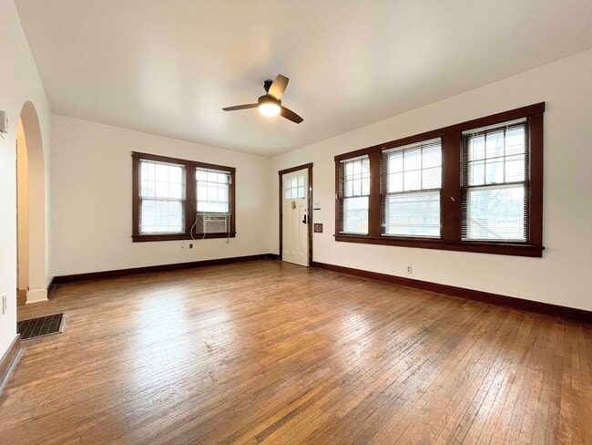 Building Photo - 1018 N Maple St