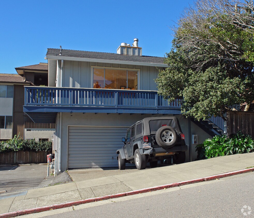 Primary Photo - 15-21B Bernard St