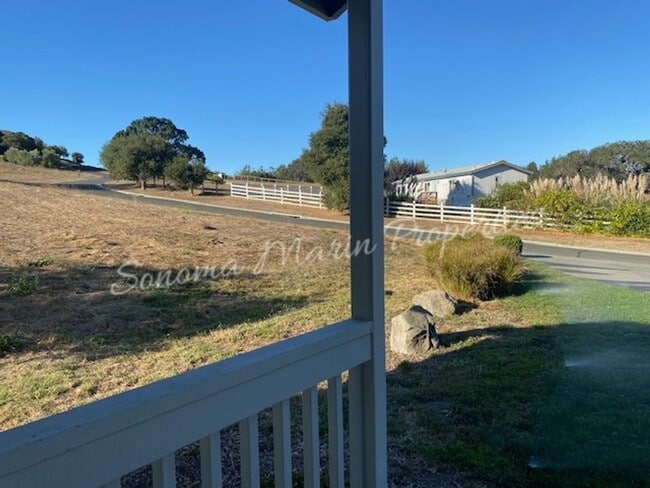 Building Photo - ~ Country Home ~ 2 Bedrooms & 2 Full Bathrooms with Attached Garage ~ Gated Community