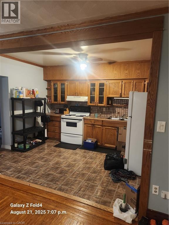 Building Photo - 18 Huxley Ave S