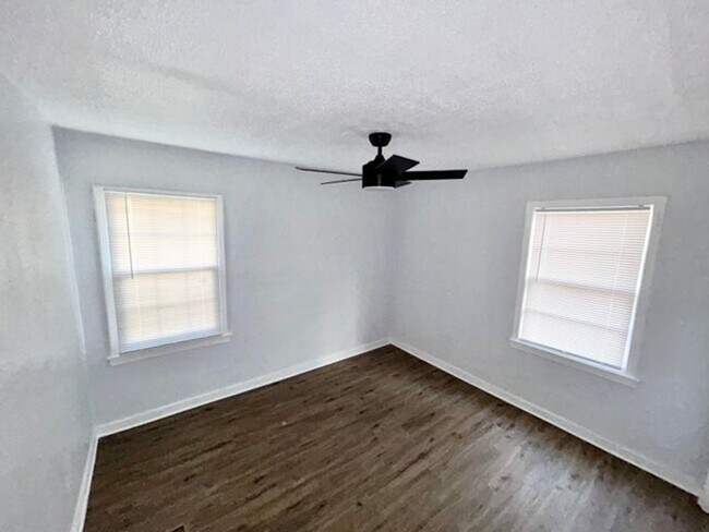 Foto del edificio - 1058 Combs St