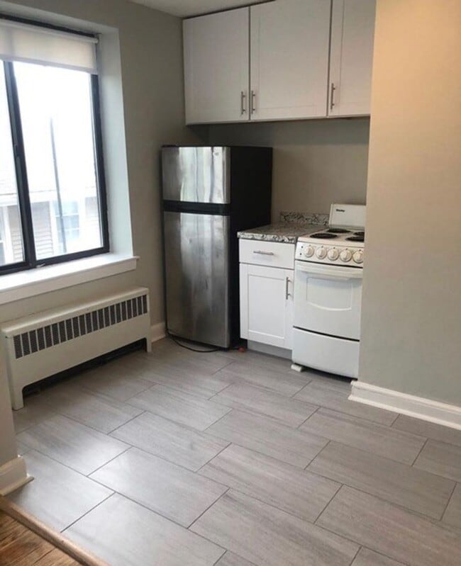 Building Photo - Updated 1 Bed Available 6/1/26