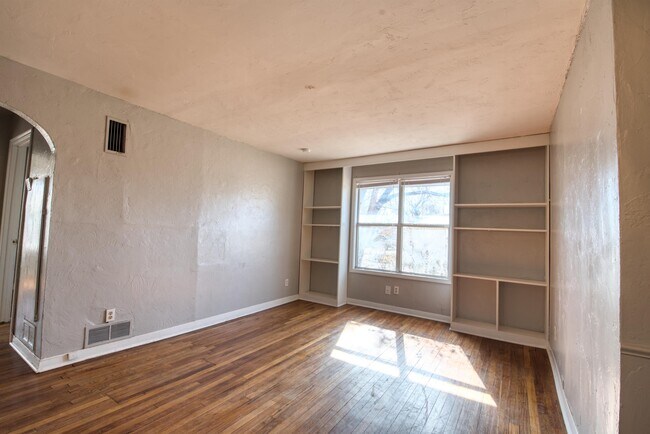 Building Photo - 4600 N Hamilton Dr
