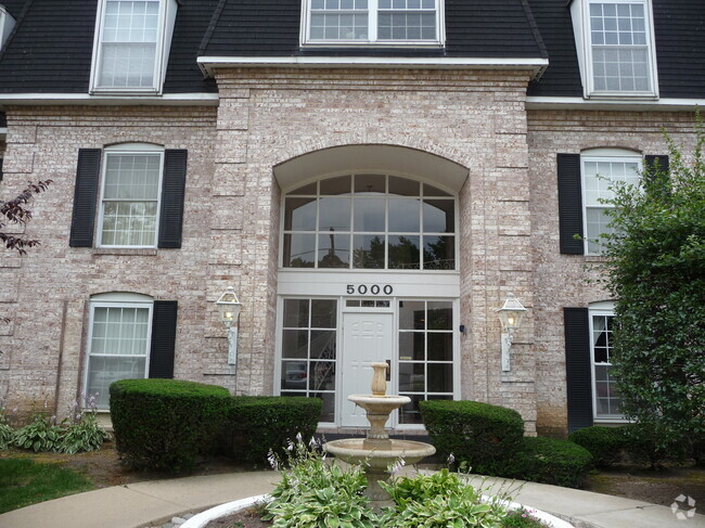 Building Photo - 5000 Carriageway Dr