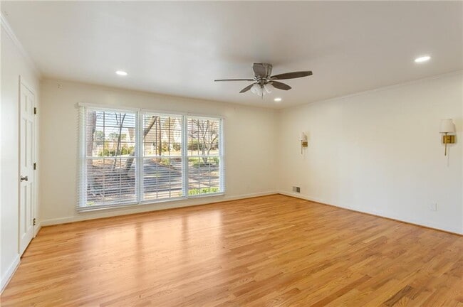 Foto del edificio - 3355 Pinetree Dr SE