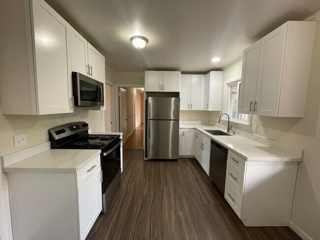 Building Photo - Gorgeous Millbrae Home 2 bed 1 bath