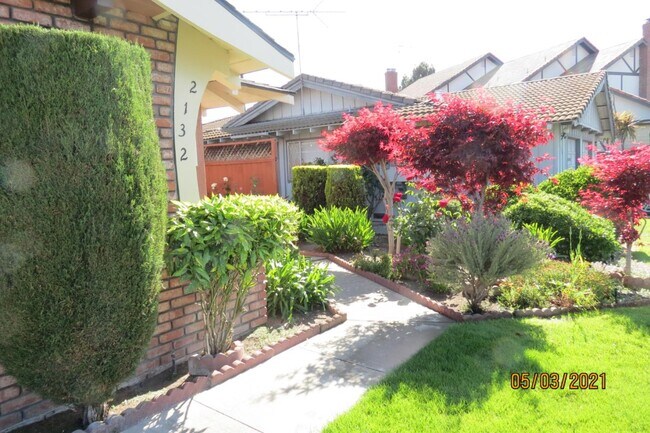 Foto del edificio - 2132 Town and Country Ln