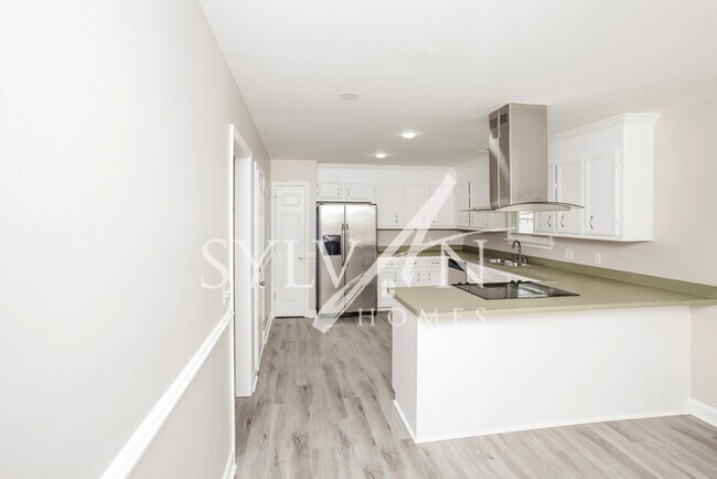 Building Photo - Feel welcome and comfortable in this spaci...