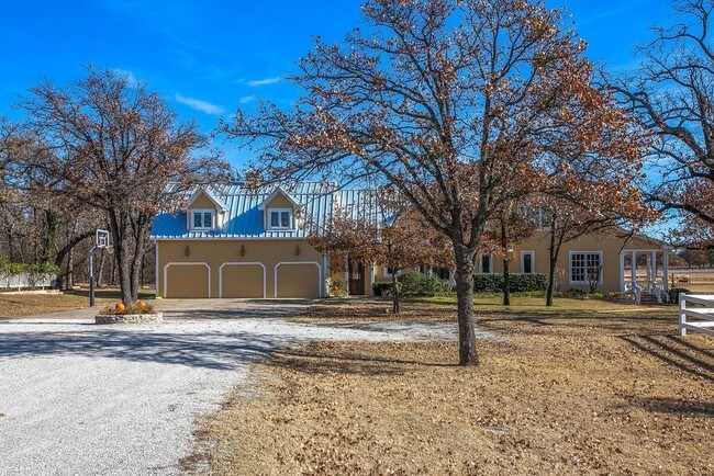 Building Photo - 1310 Gibbons Rd S