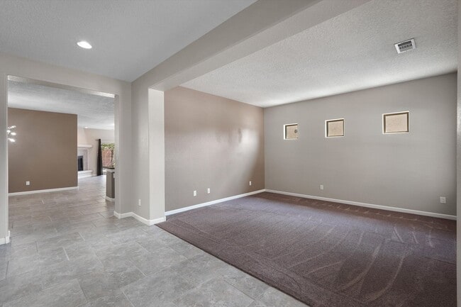 Building Photo - 224 Valle Alto Dr NE