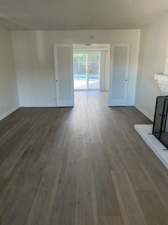 Foto del edificio - Moffett tract 5 bedroom home with pool in cul-de-sac