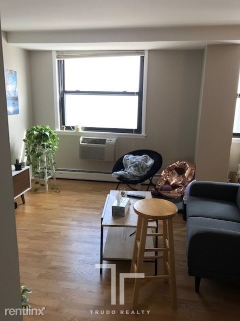 Building Photo - 3639 N Pine Grove Ave