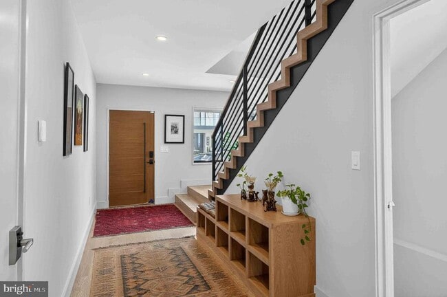 Building Photo - 911 S Oak St