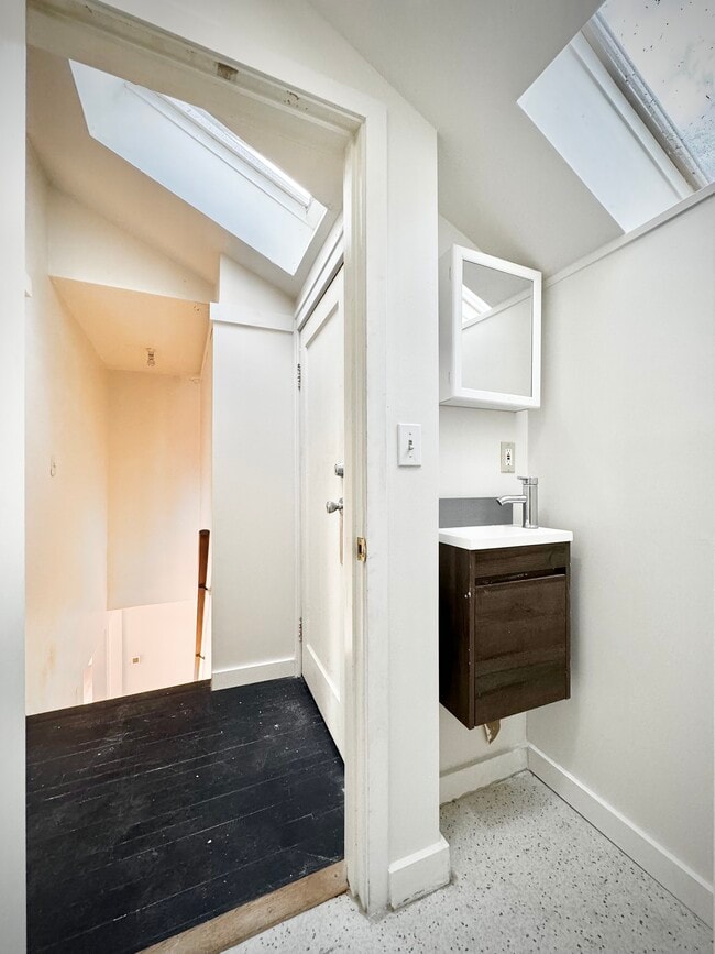 Building Photo - 2112 E Republican St