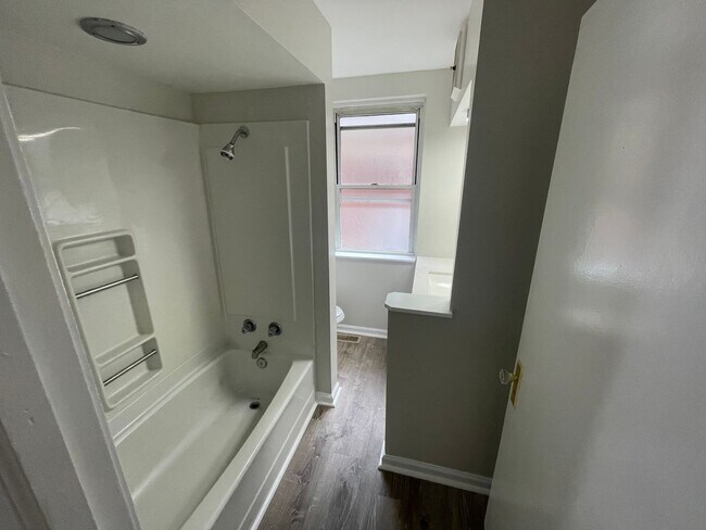 Foto del edificio - 155 Kendall Ave