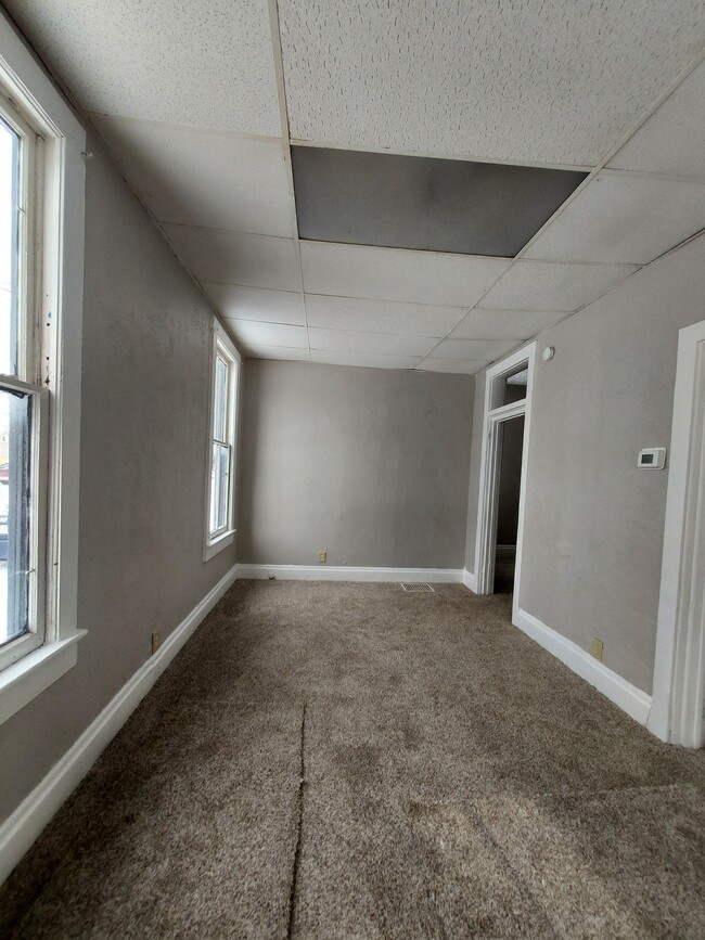 Foto del edificio - 242 W Main St