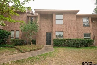 Building Photo - 5811 Hollytree Dr