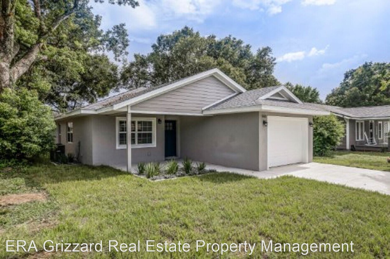 3 br, 2 bath House 500 E Lakeview Ave House Rental in Eustis, FL