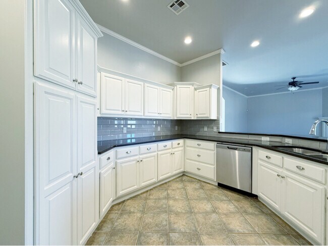 Foto del edificio - 17040 Hardwood Pl