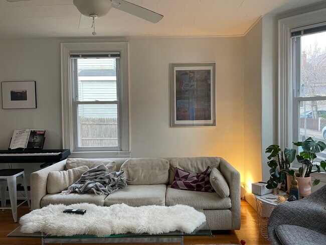 Foto del edificio - 17 Holworthy Pl