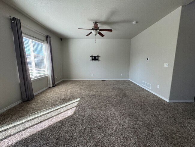 Building Photo - Beautiful 4 Bed, 3 Bath Home – Modern Upgr...