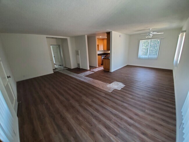 Living/Dining Room - 3193 S Barrington Ave