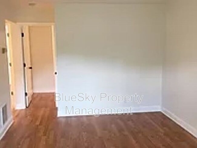 Building Photo - 910 Stonehenge Ave