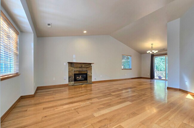 Foto del edificio - Arlington 3 Bedroom 2 Bath Available Now