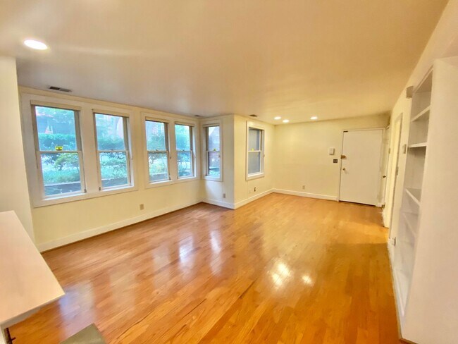 Foto del edificio - Dupont Circle 1 Bedroom Charmer with Patio, Fireplace, Central Air, Washer/Dryer!