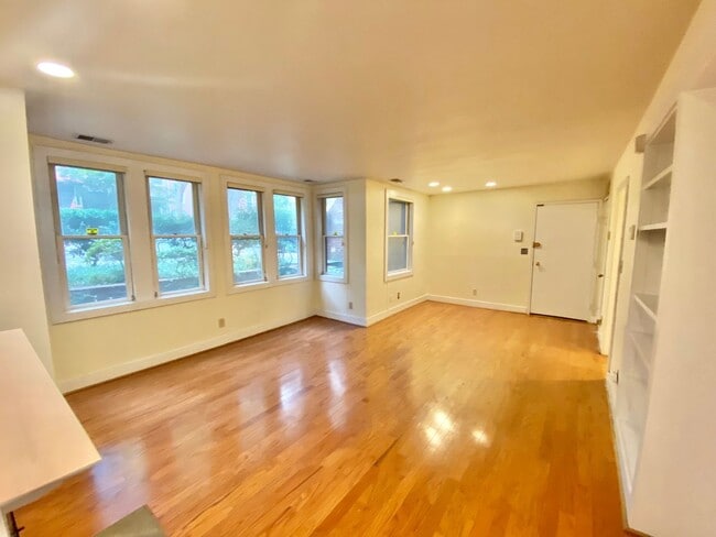 Building Photo - Dupont Circle 1 Bedroom Charmer with Patio, Fireplace, Central Air, Washer/Dryer!