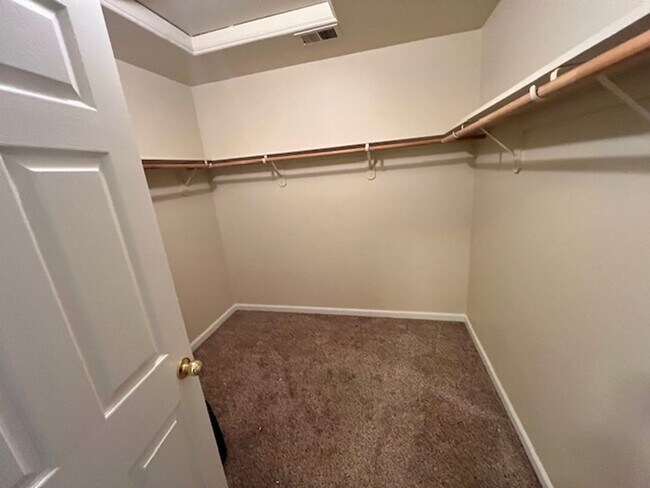 Building Photo - Cul-De-Sac in SE Visalia Neighborhood