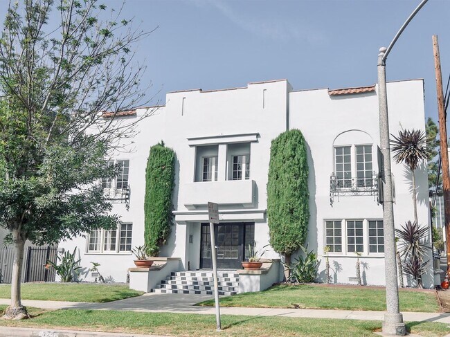 Building Photo - 121 S Elm Dr